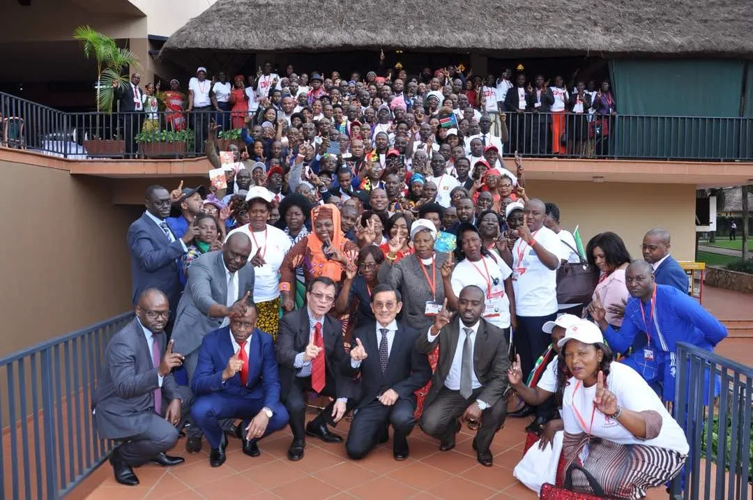 M. Oi Ho Chooi avec les distributeurs Dynapharm Africa